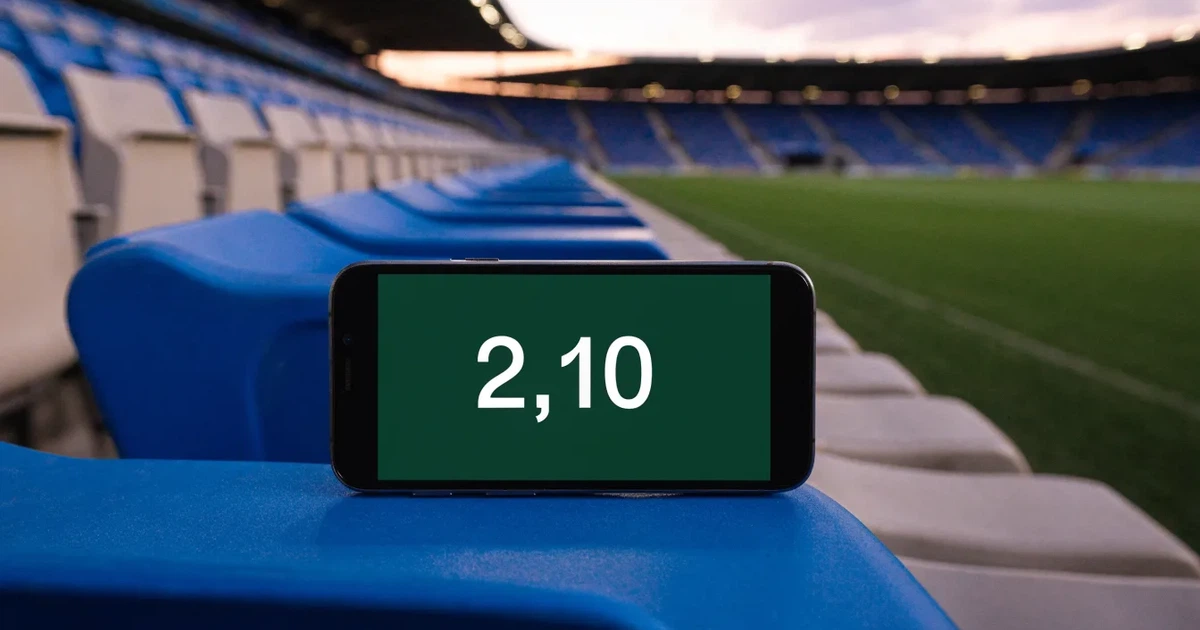 Eine Reihe leerer Sitzplätze in einem Stadion, die Sessel in gleichmässigem Abstand, über den Rängen ein Abendhimmel in Rosa.